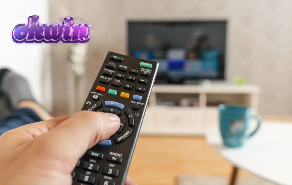 Một màn hình máy slot cổ điển với ánh sáng neon rực rỡ và các biểu tượng may mắn truyền thống.